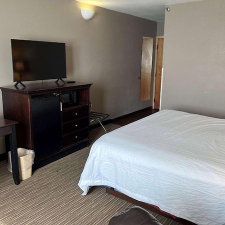 Days Inn By Wyndham Pittsburg Ks Bagian luar foto