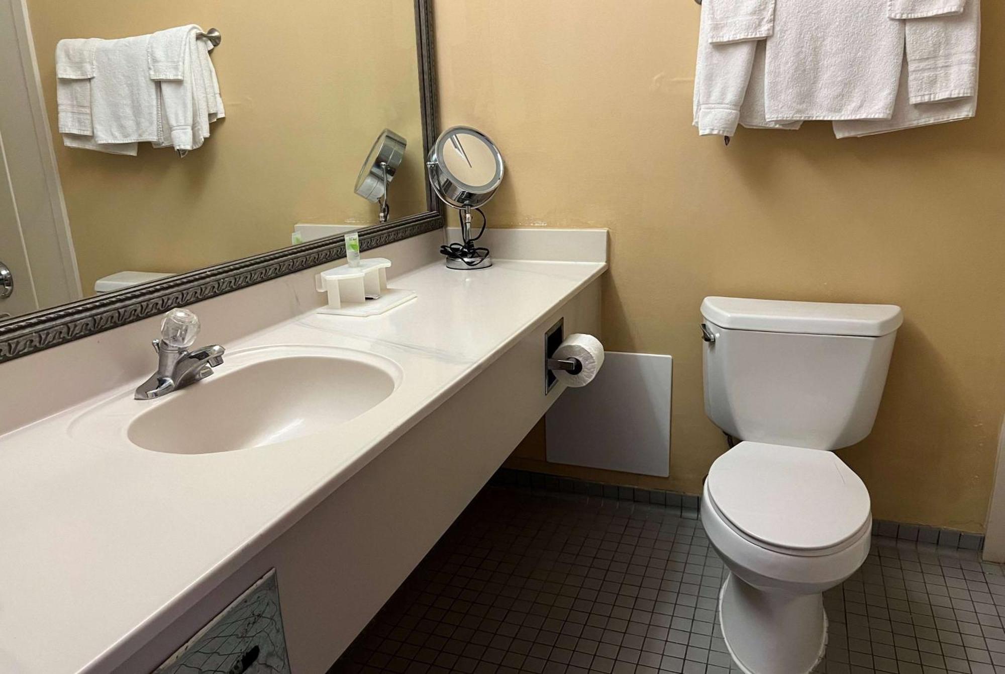 Days Inn By Wyndham Pittsburg Ks Bagian luar foto