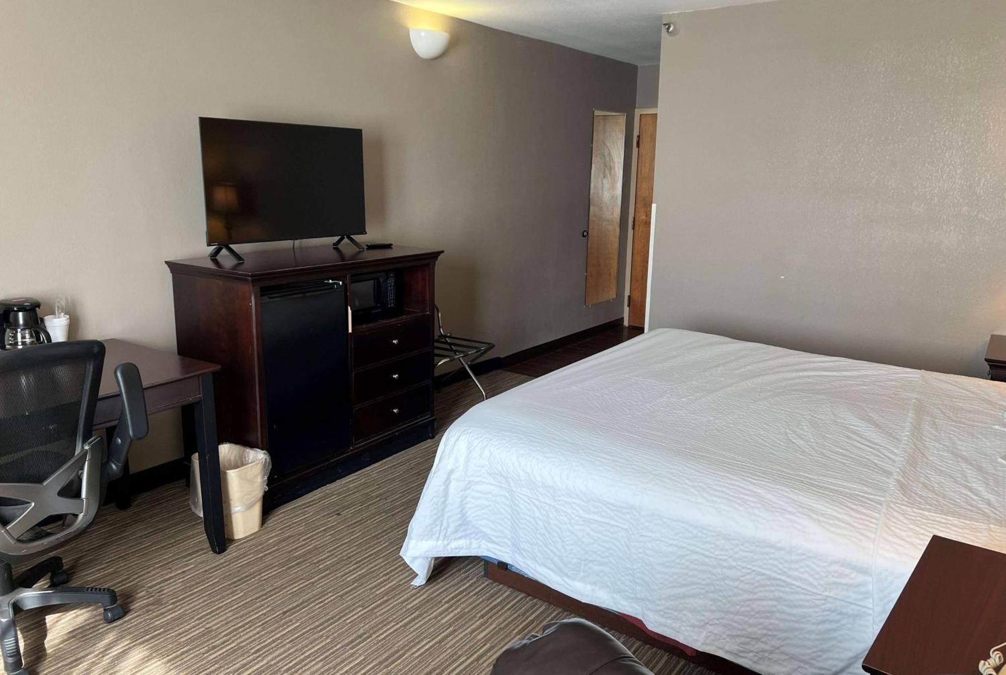 Days Inn By Wyndham Pittsburg Ks Bagian luar foto