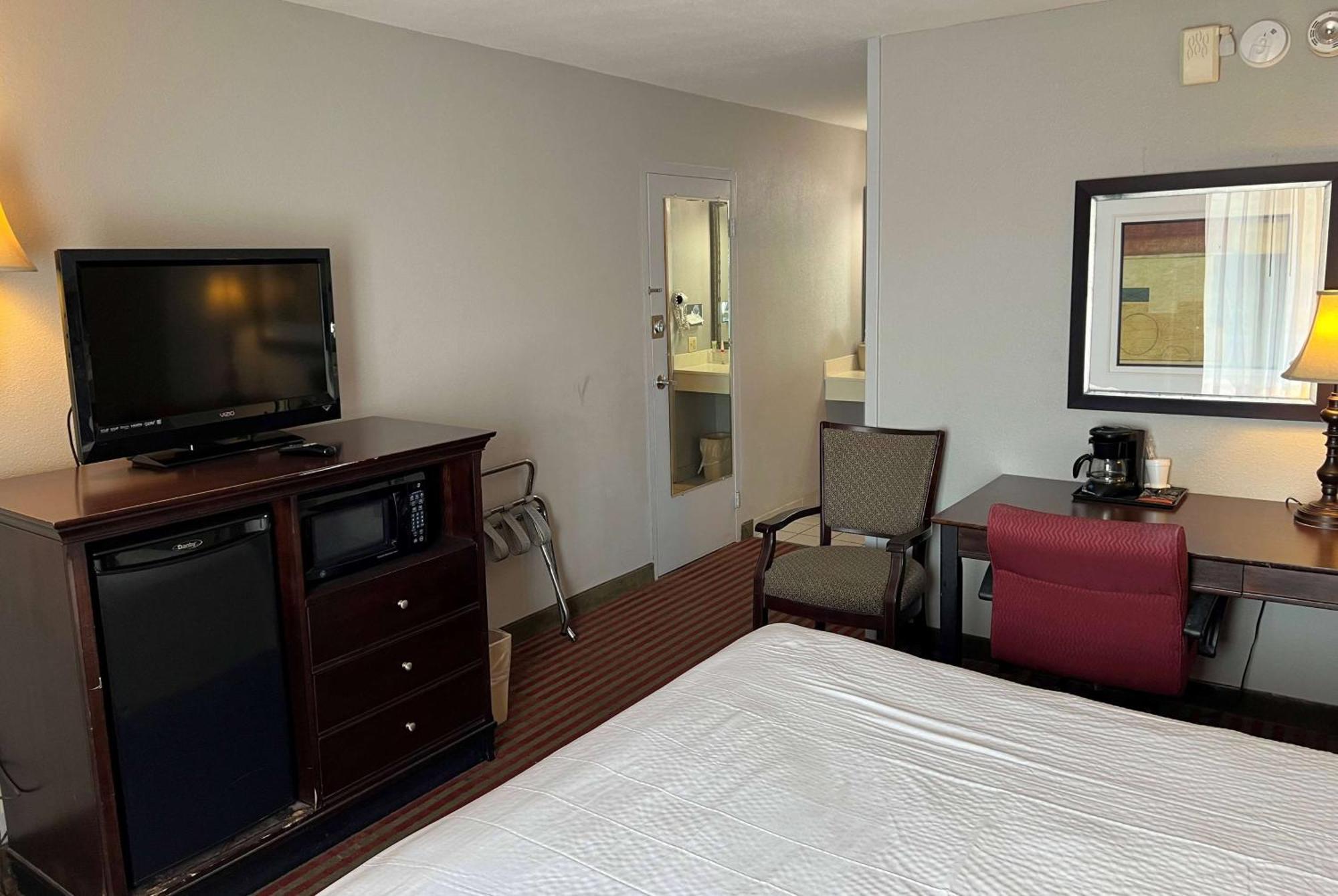 Days Inn By Wyndham Pittsburg Ks Bagian luar foto