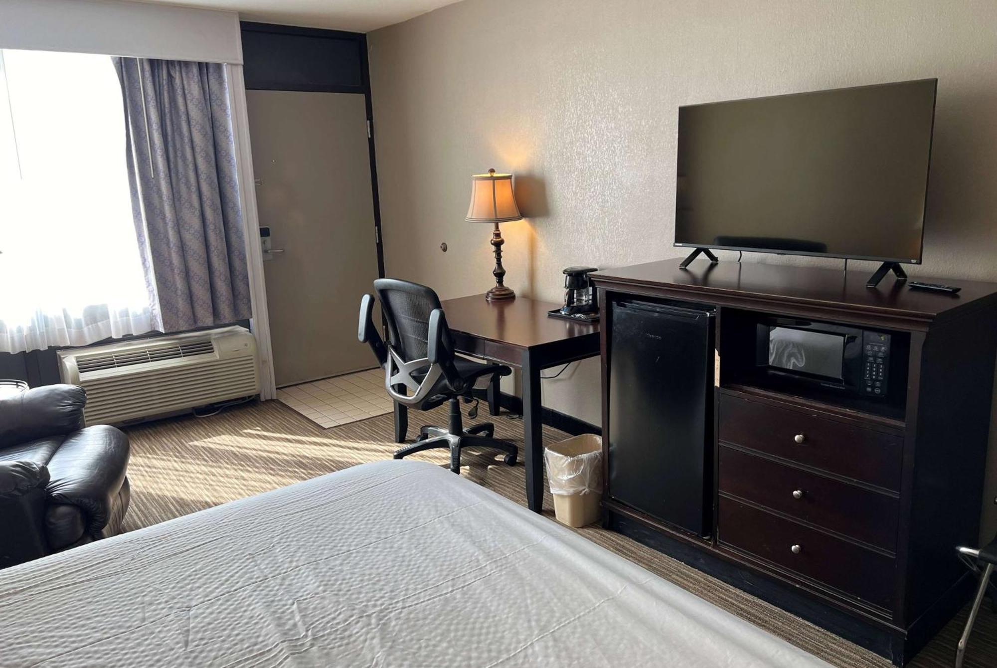 Days Inn By Wyndham Pittsburg Ks Bagian luar foto