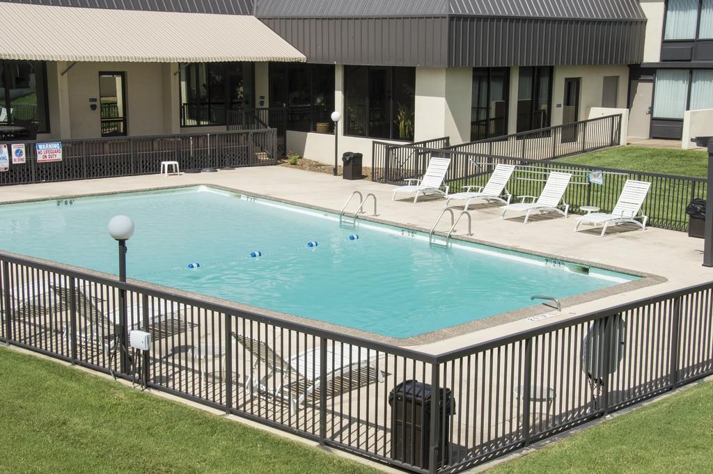 Days Inn By Wyndham Pittsburg Ks Bagian luar foto