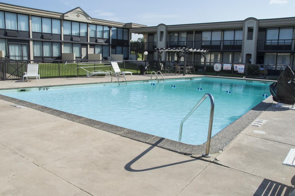 Days Inn By Wyndham Pittsburg Ks Bagian luar foto