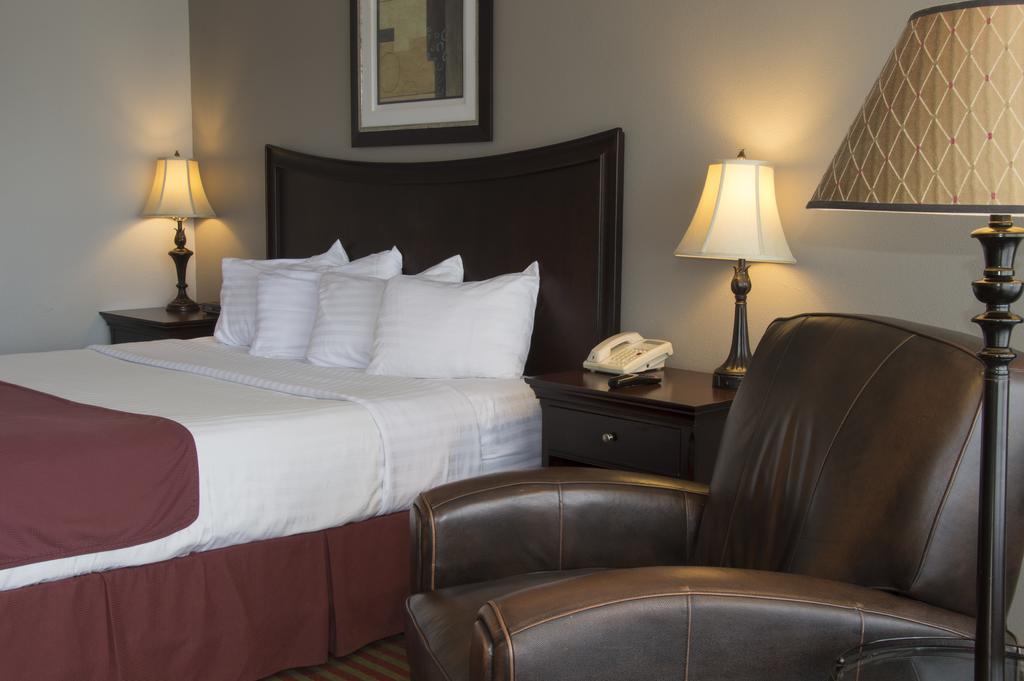 Days Inn By Wyndham Pittsburg Ks Bagian luar foto