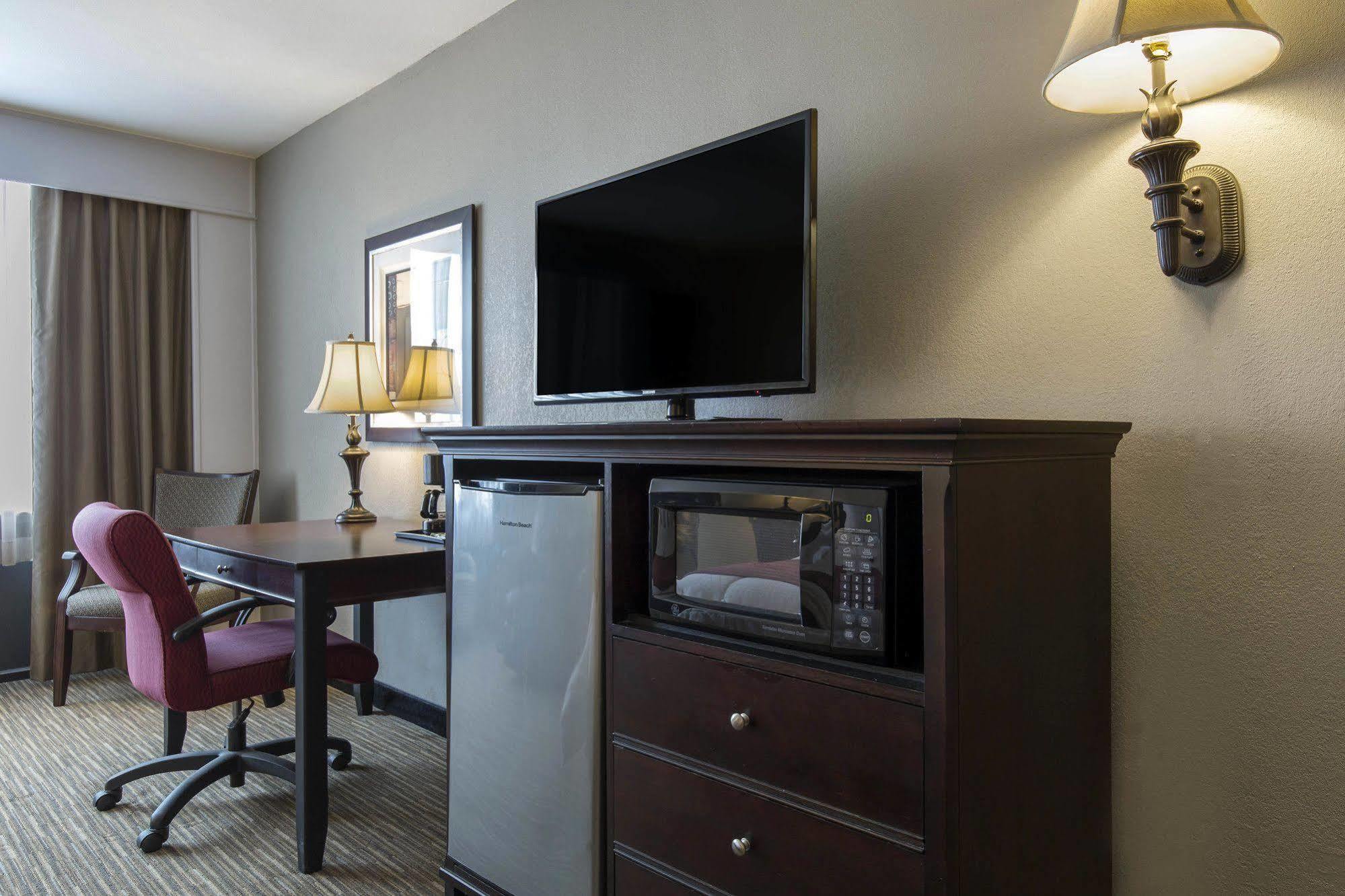 Days Inn By Wyndham Pittsburg Ks Bagian luar foto