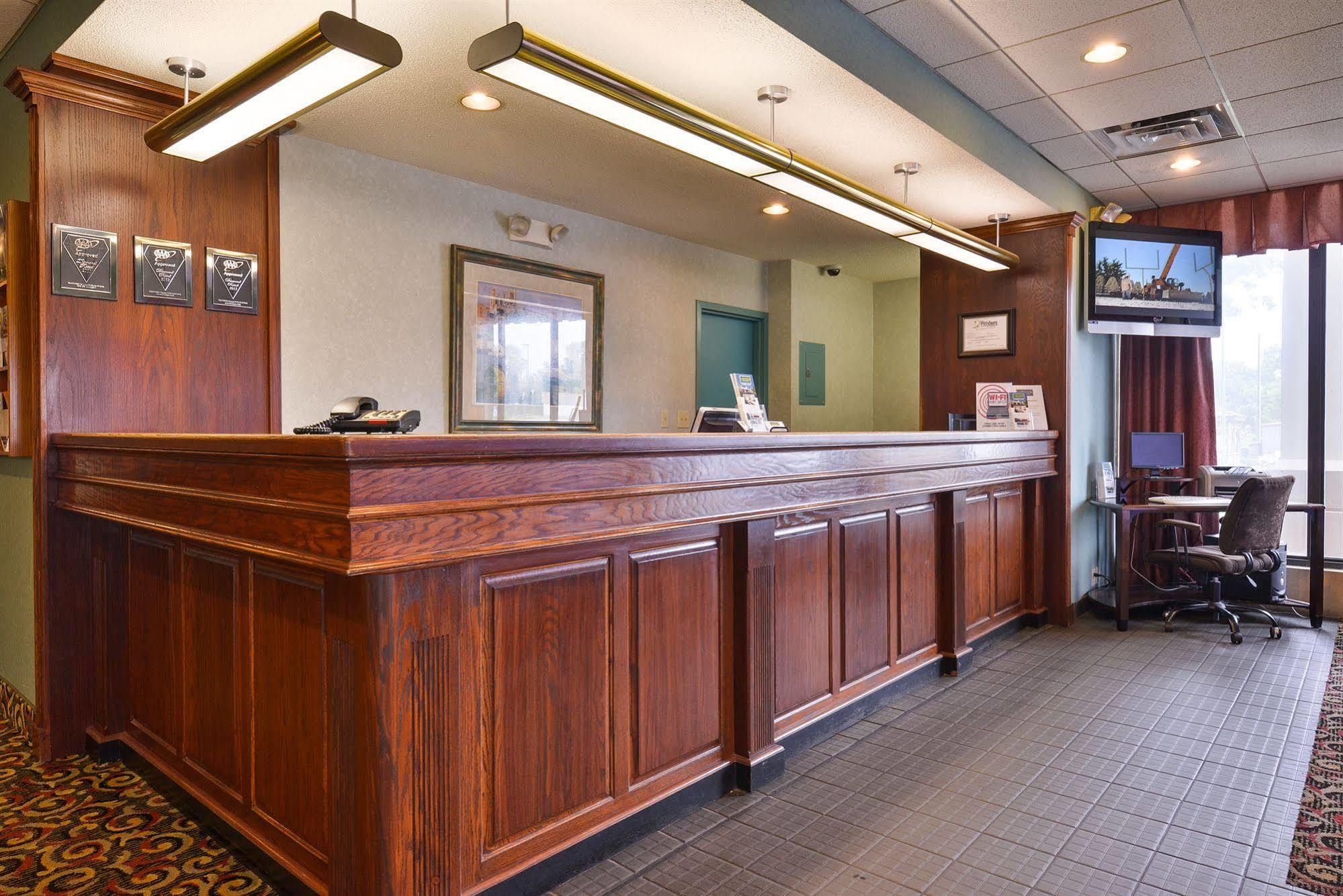 Days Inn By Wyndham Pittsburg Ks Bagian luar foto