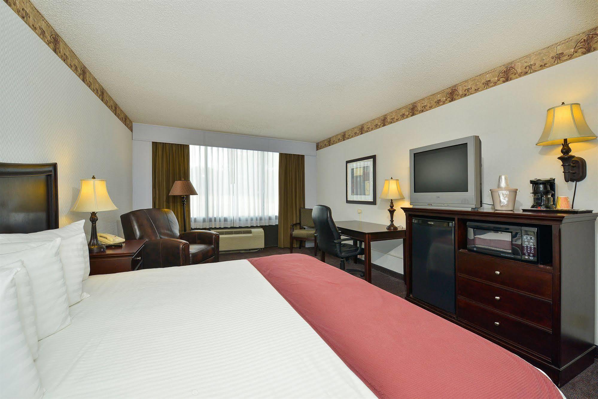 Days Inn By Wyndham Pittsburg Ks Bagian luar foto