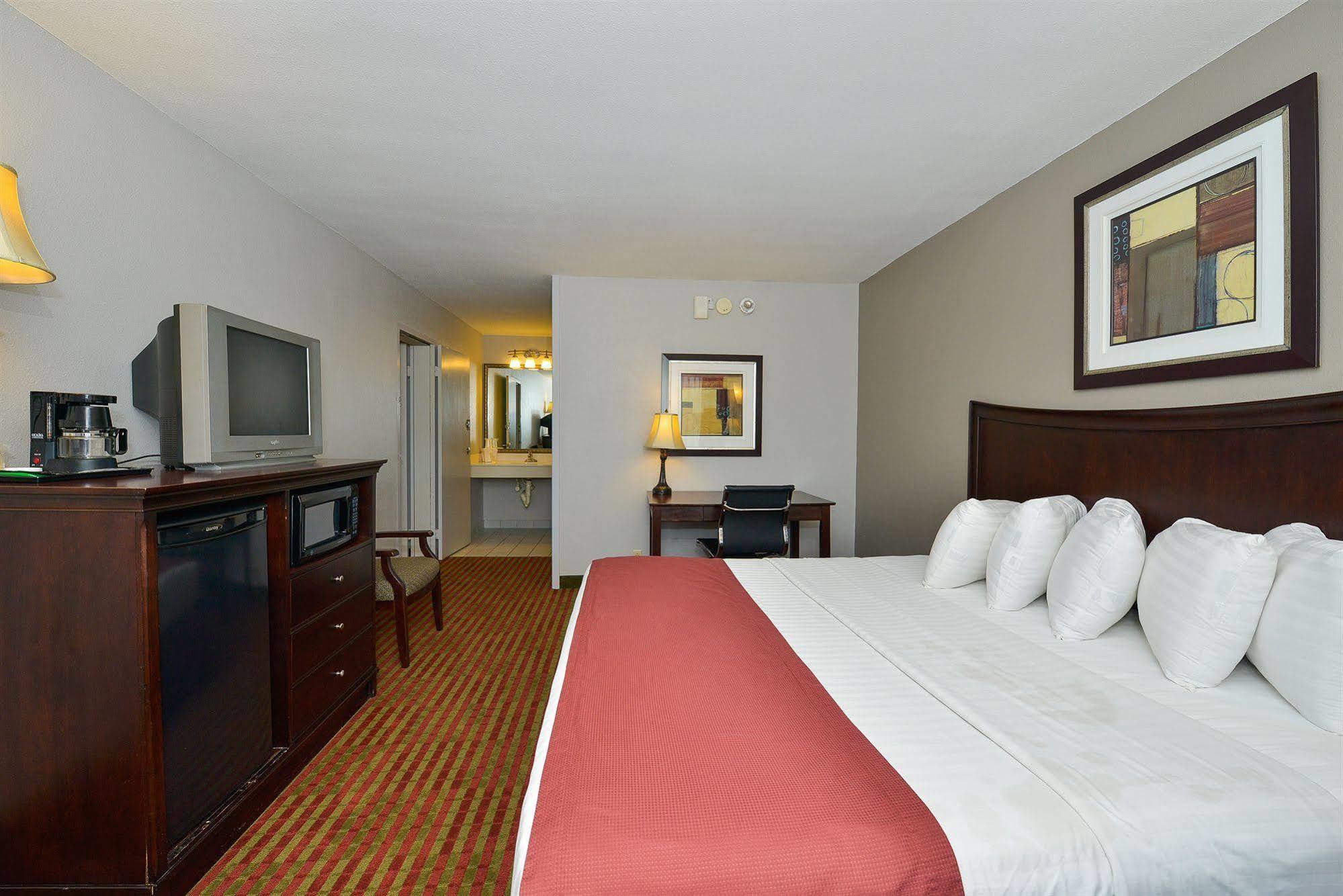 Days Inn By Wyndham Pittsburg Ks Bagian luar foto