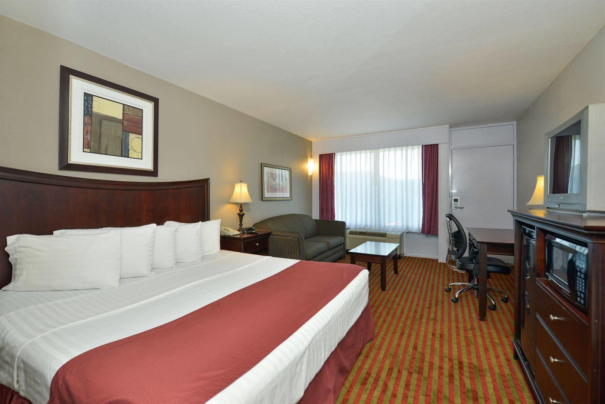 Days Inn By Wyndham Pittsburg Ks Bagian luar foto