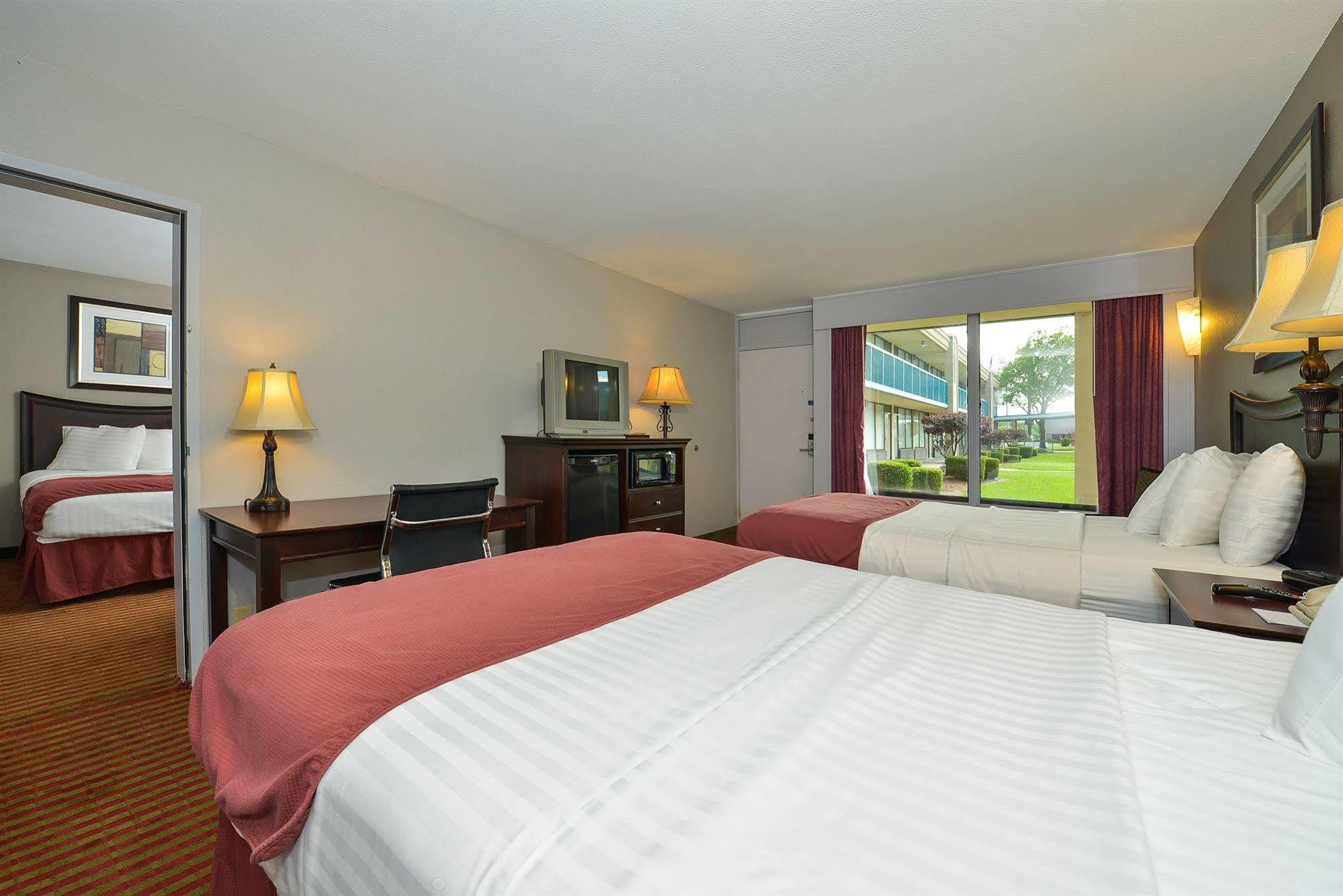 Days Inn By Wyndham Pittsburg Ks Bagian luar foto