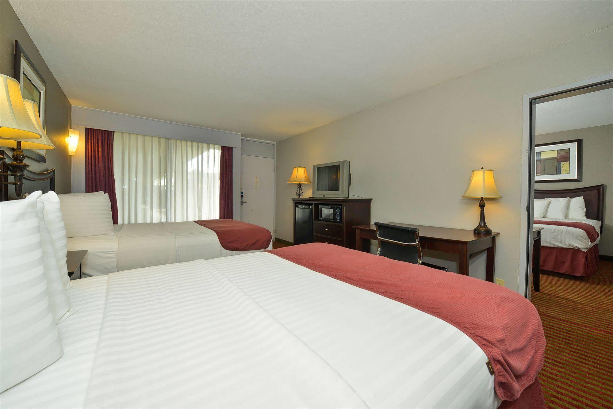 Days Inn By Wyndham Pittsburg Ks Bagian luar foto