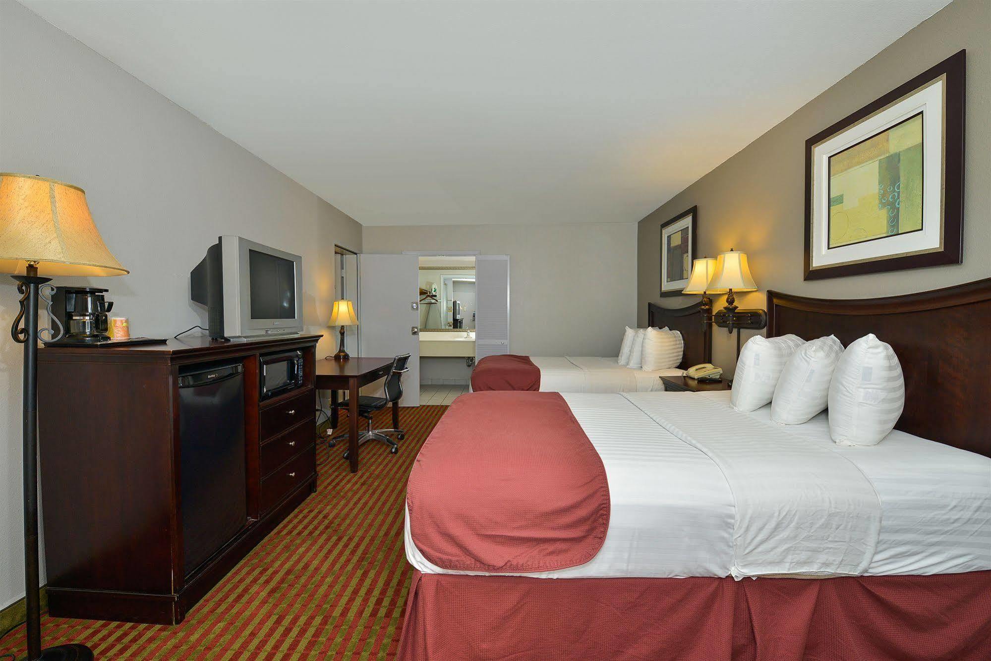 Days Inn By Wyndham Pittsburg Ks Bagian luar foto