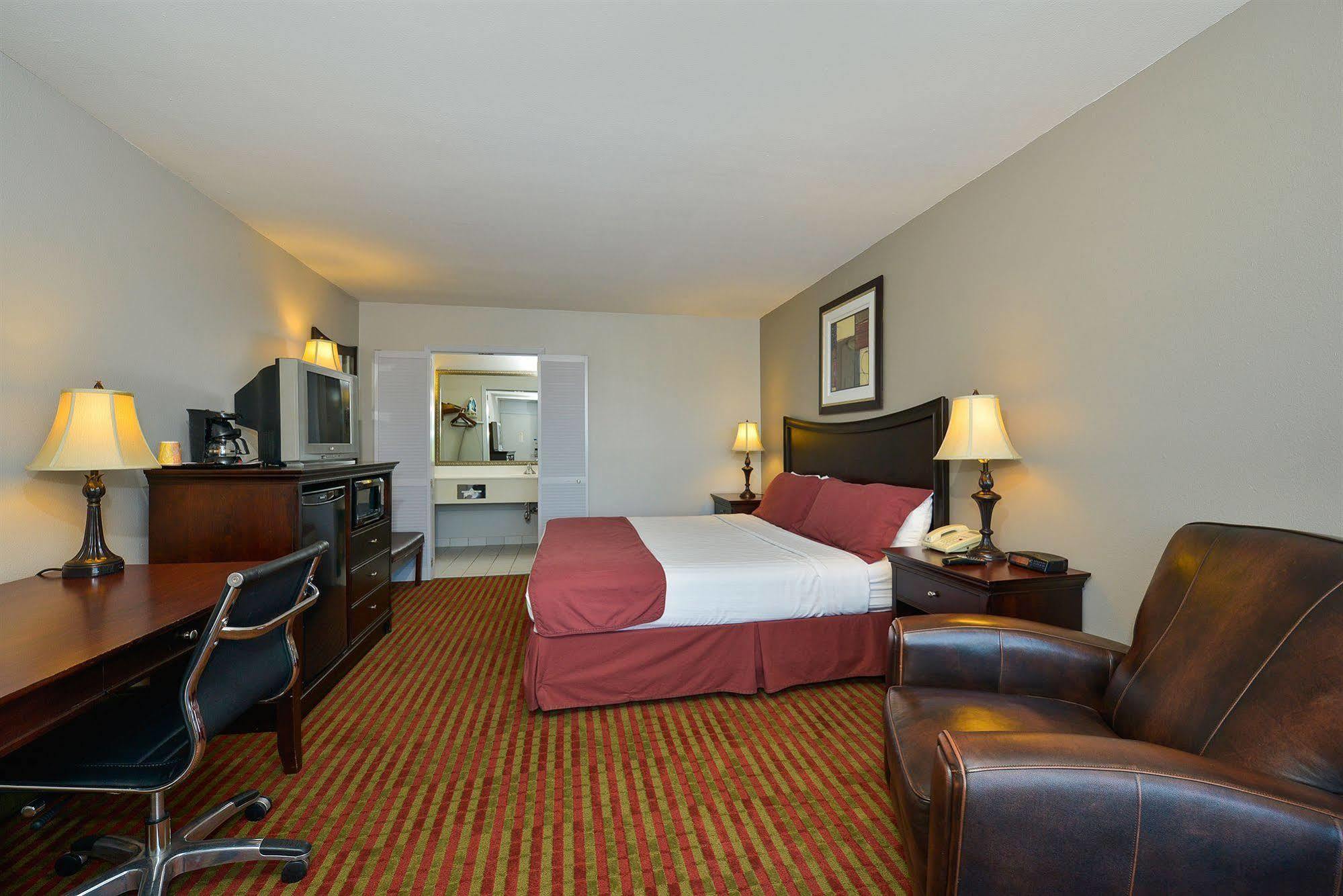 Days Inn By Wyndham Pittsburg Ks Bagian luar foto
