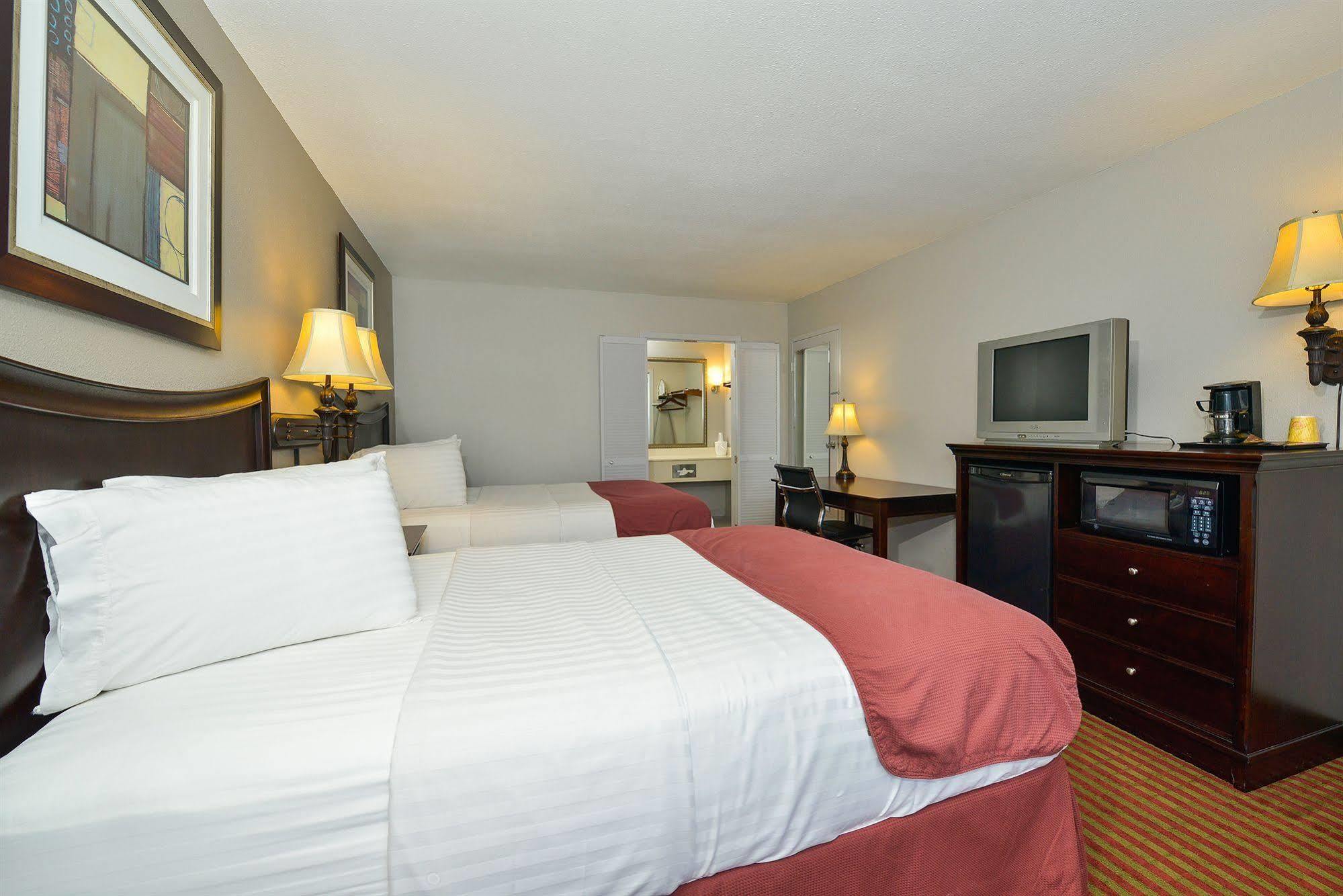 Days Inn By Wyndham Pittsburg Ks Bagian luar foto