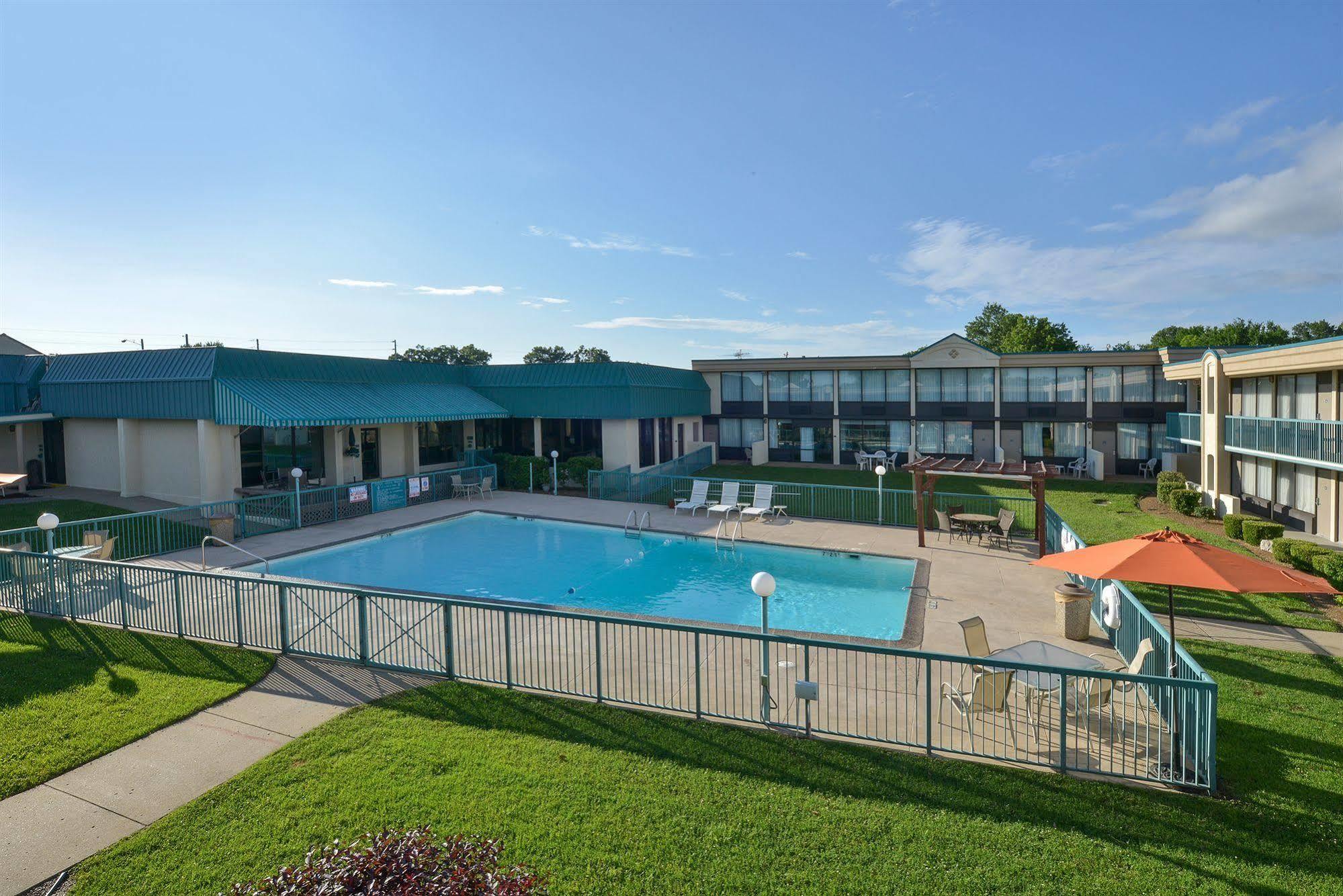 Days Inn By Wyndham Pittsburg Ks Bagian luar foto