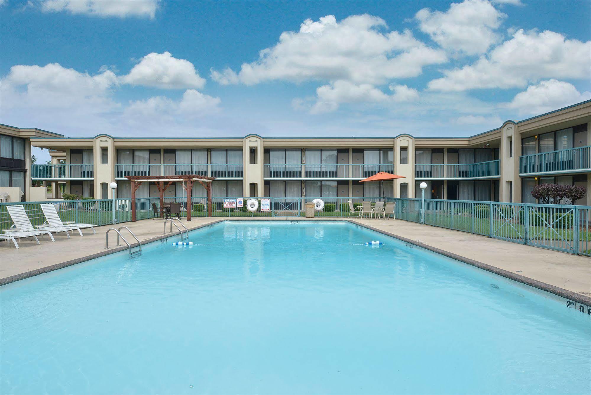 Days Inn By Wyndham Pittsburg Ks Bagian luar foto