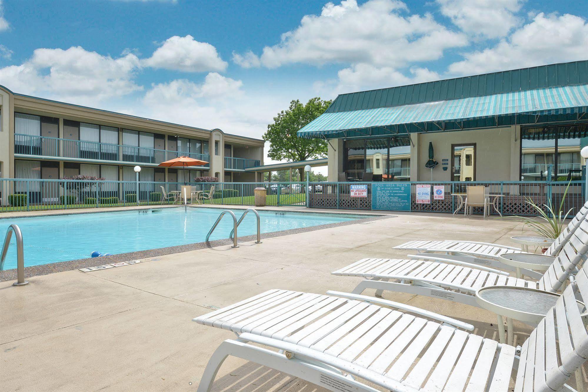 Days Inn By Wyndham Pittsburg Ks Bagian luar foto