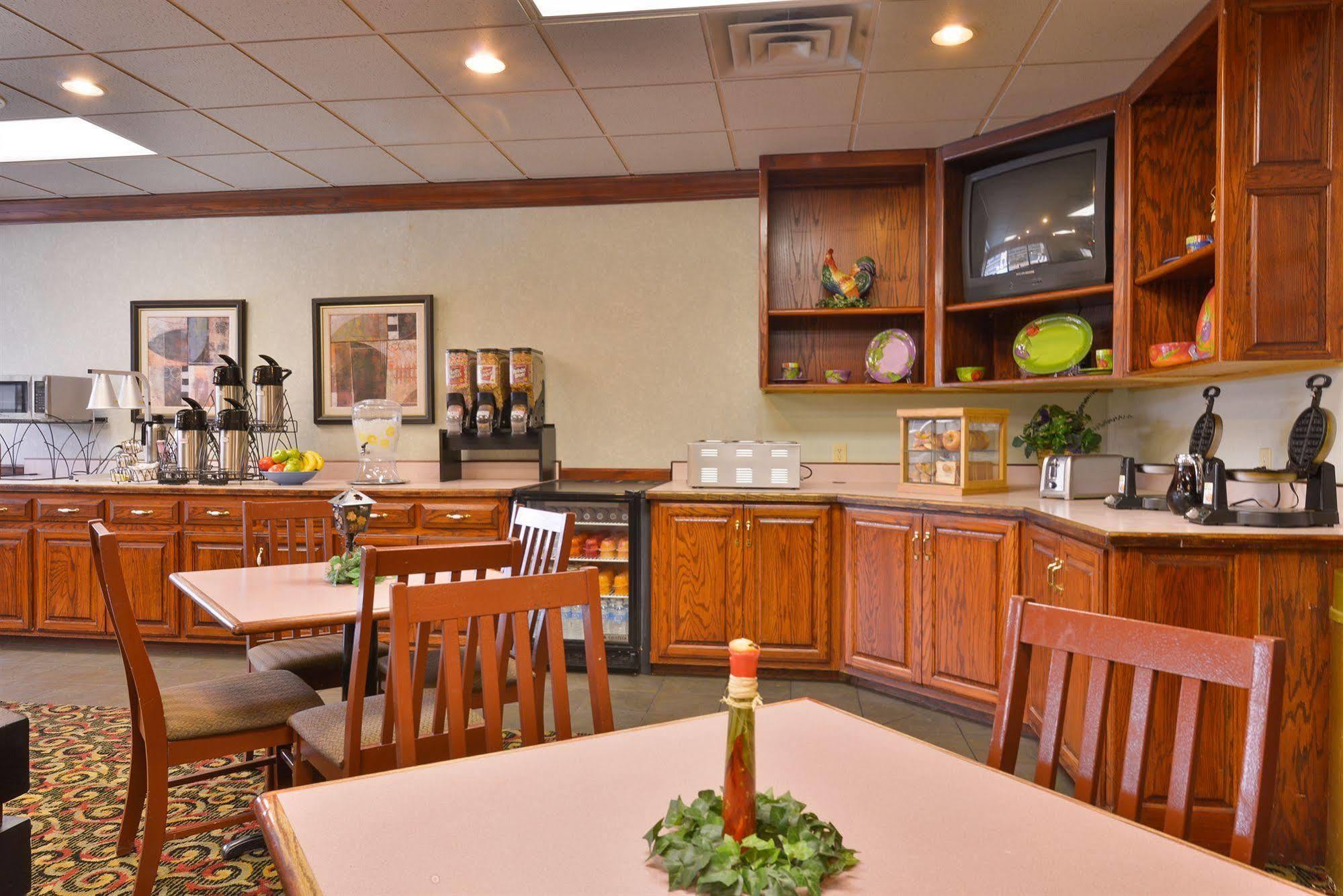 Days Inn By Wyndham Pittsburg Ks Bagian luar foto