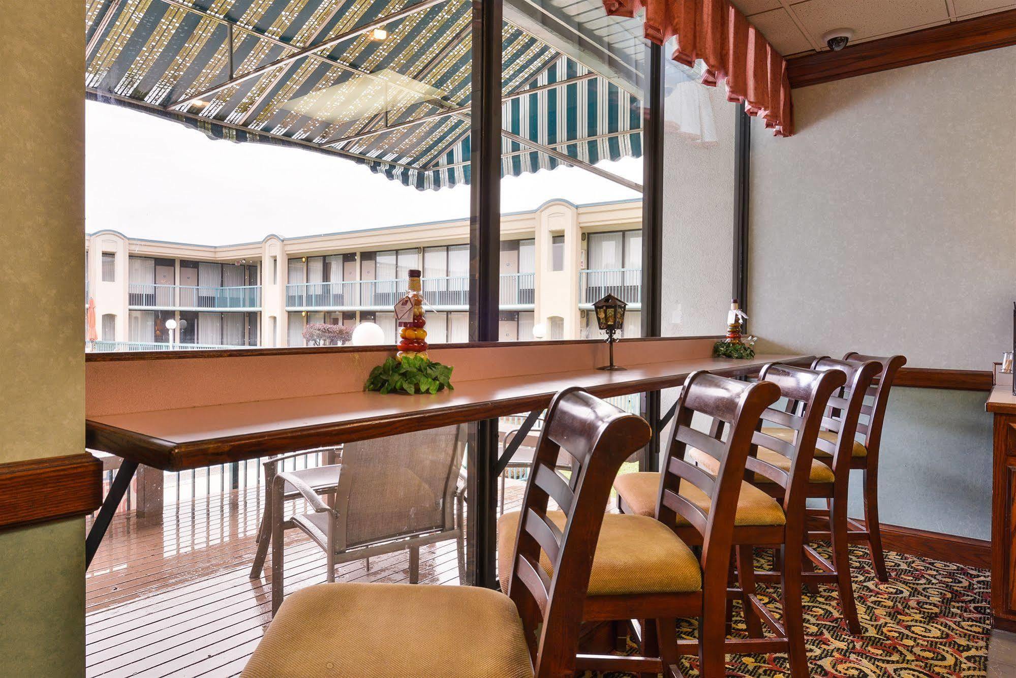 Days Inn By Wyndham Pittsburg Ks Bagian luar foto