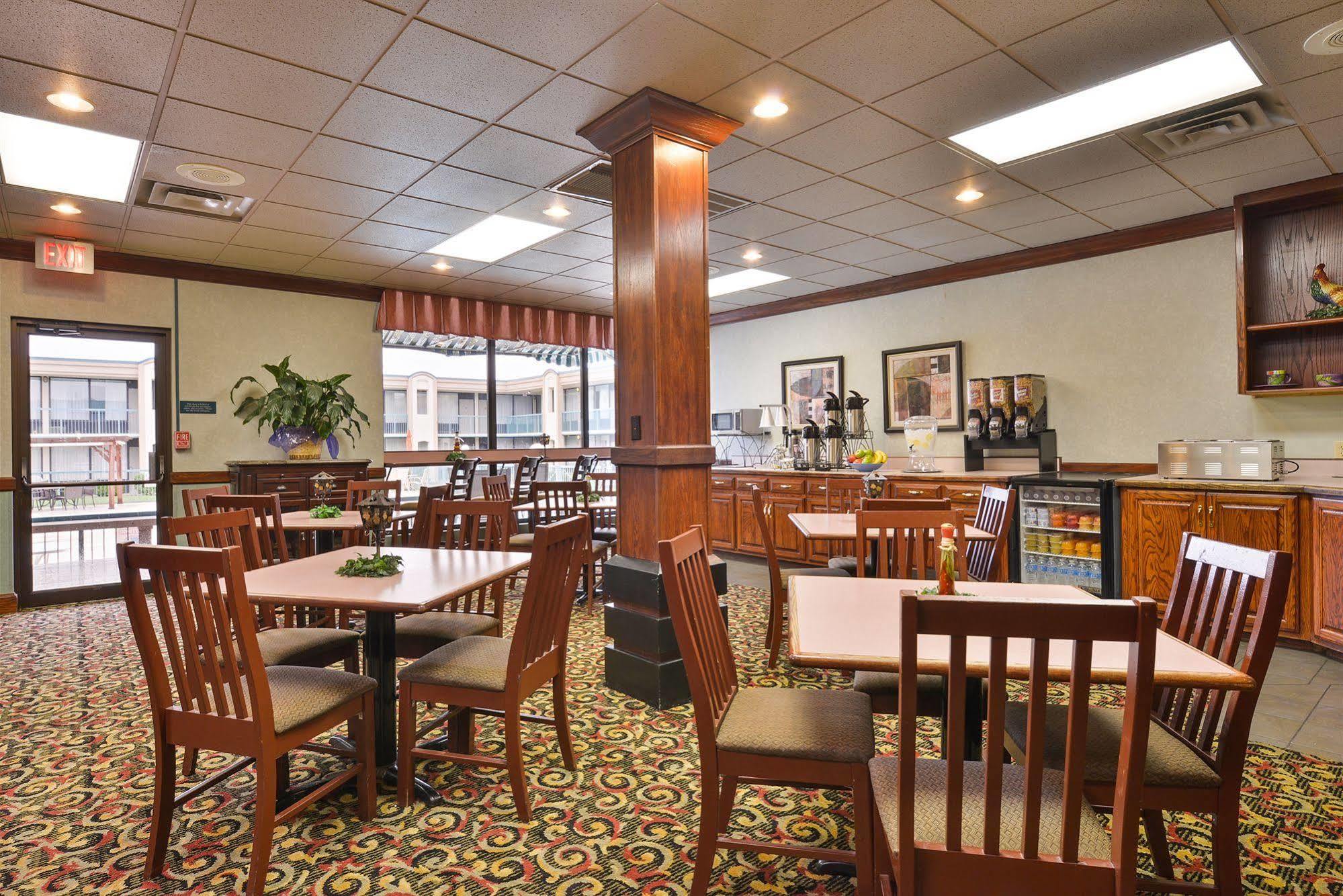 Days Inn By Wyndham Pittsburg Ks Bagian luar foto