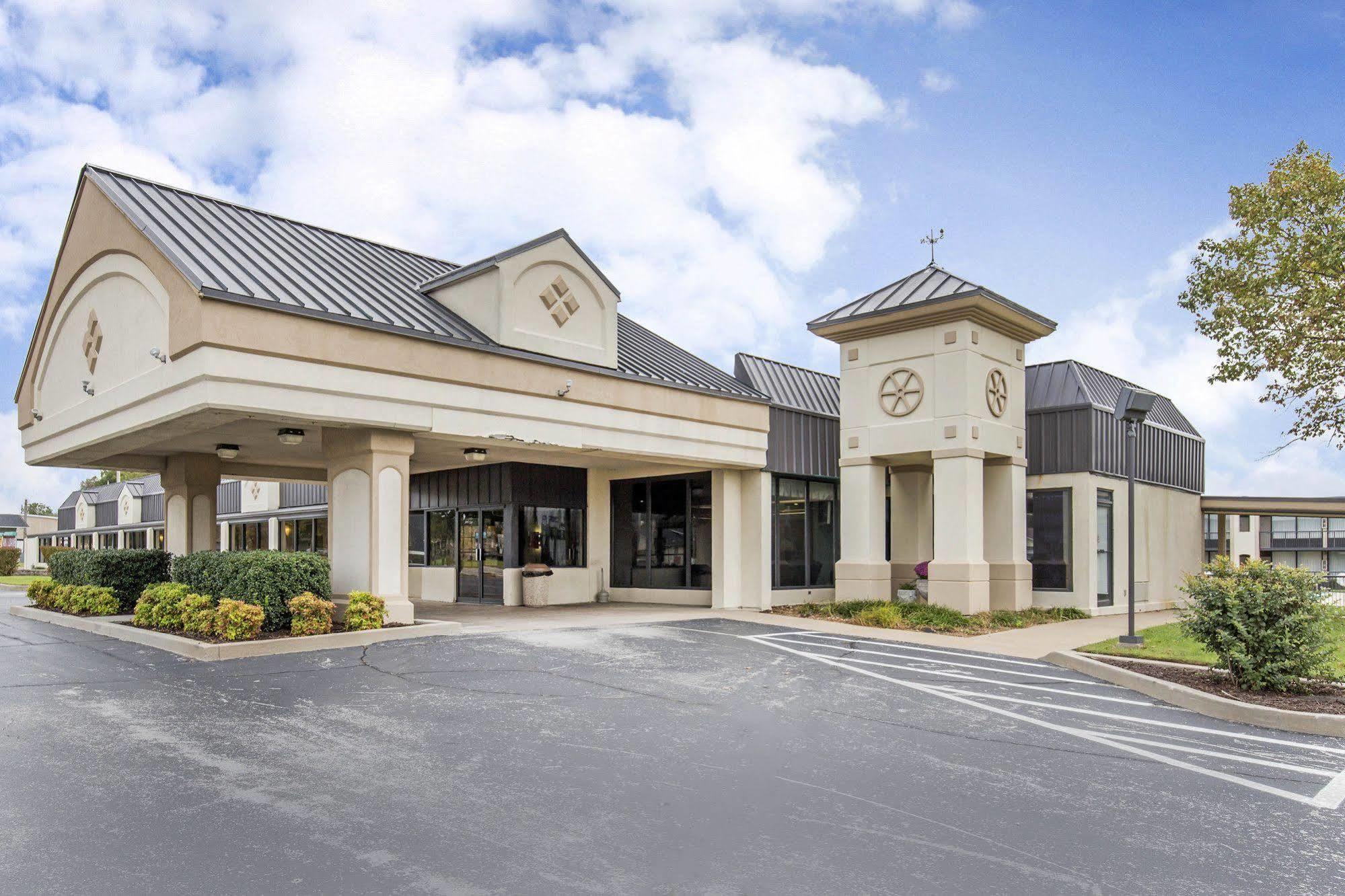 Days Inn By Wyndham Pittsburg Ks Bagian luar foto