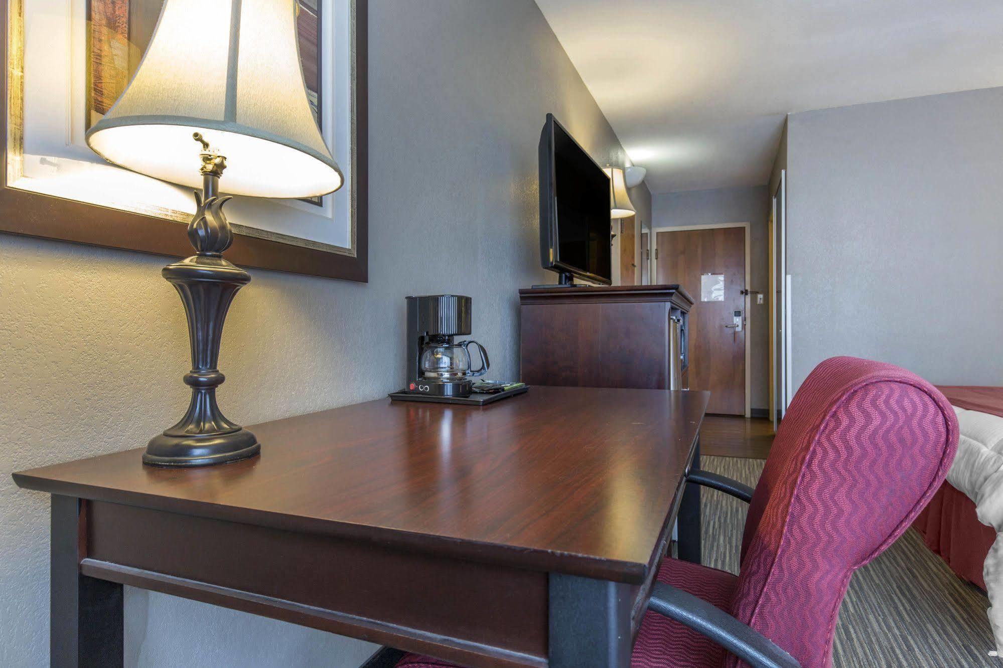 Days Inn By Wyndham Pittsburg Ks Bagian luar foto